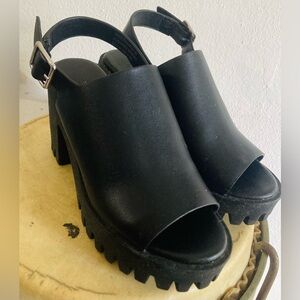 VTG Y2K Steve Madden Size 6 Chunky Heel Black Leather Platform Sandals Buckle